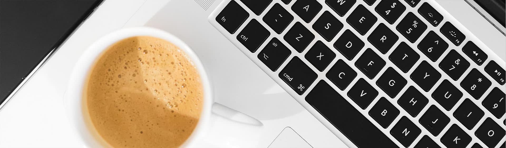 wordpress-underviser-bred-hvid-coffe-keyboard wordpress-underviser-bred-hvid-coffe-keyboard